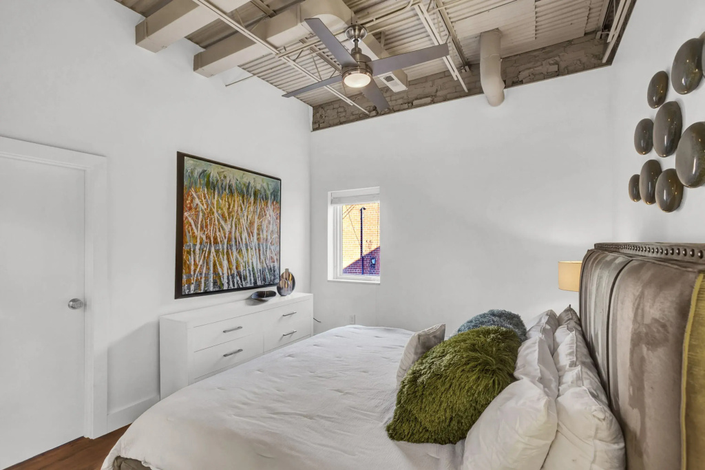 A Friendly Staycation - Downtown Condo Close to City Amenities — фото 2