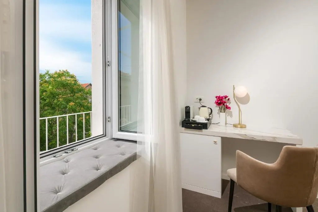Deluxe Double room with balcony (full double bed)