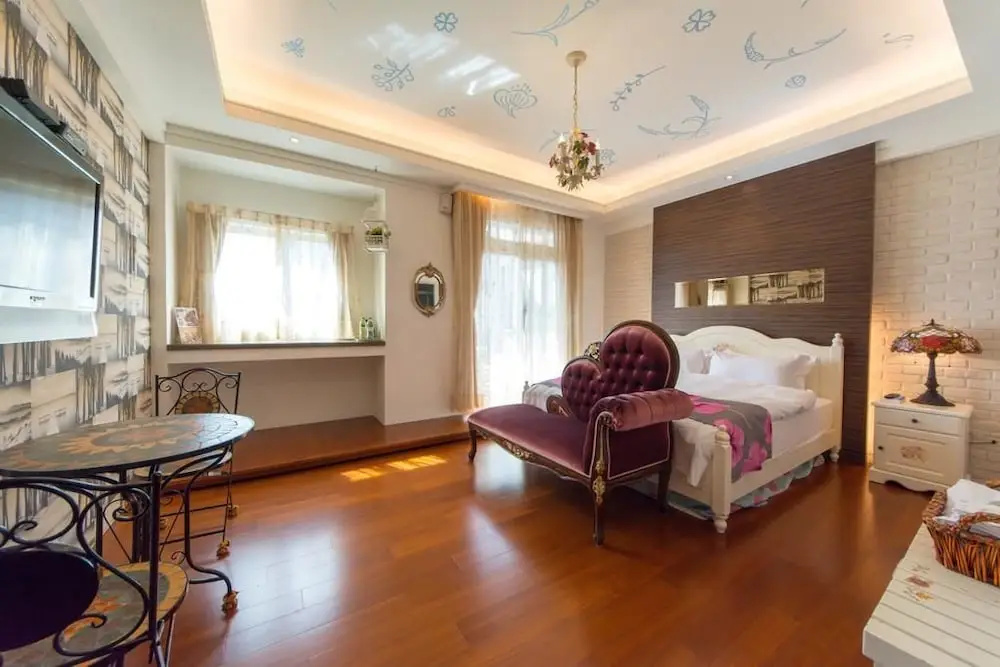 Bedroomed Fully Furnished Apartment Near East Park Mall