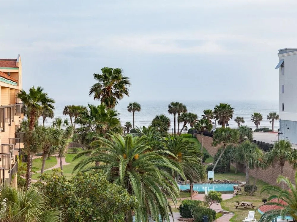 Galveston Condo on Seawall - 2 Br condo by RedAwning