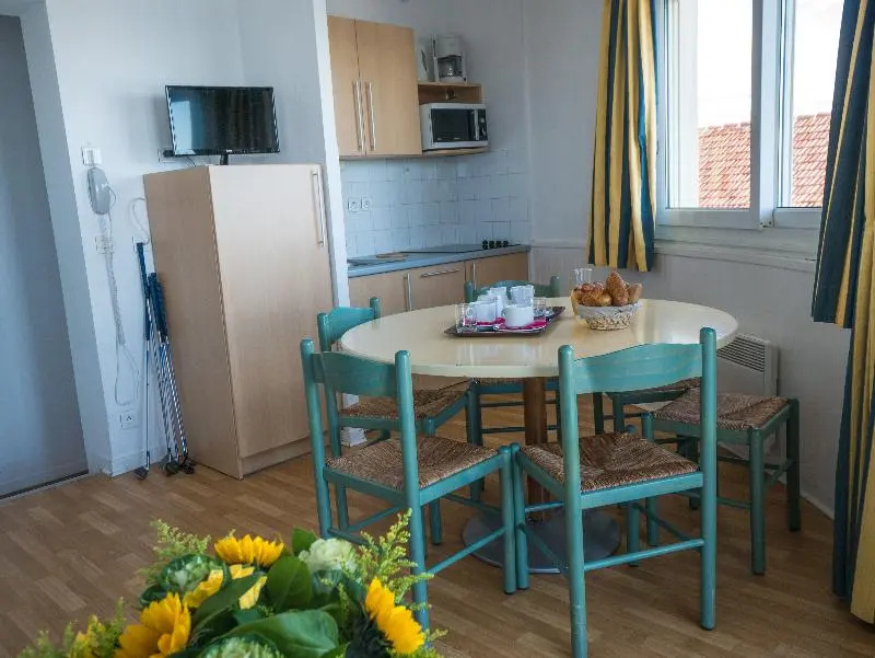 2 Bedrooms Apartment with balcony and with partial sea view