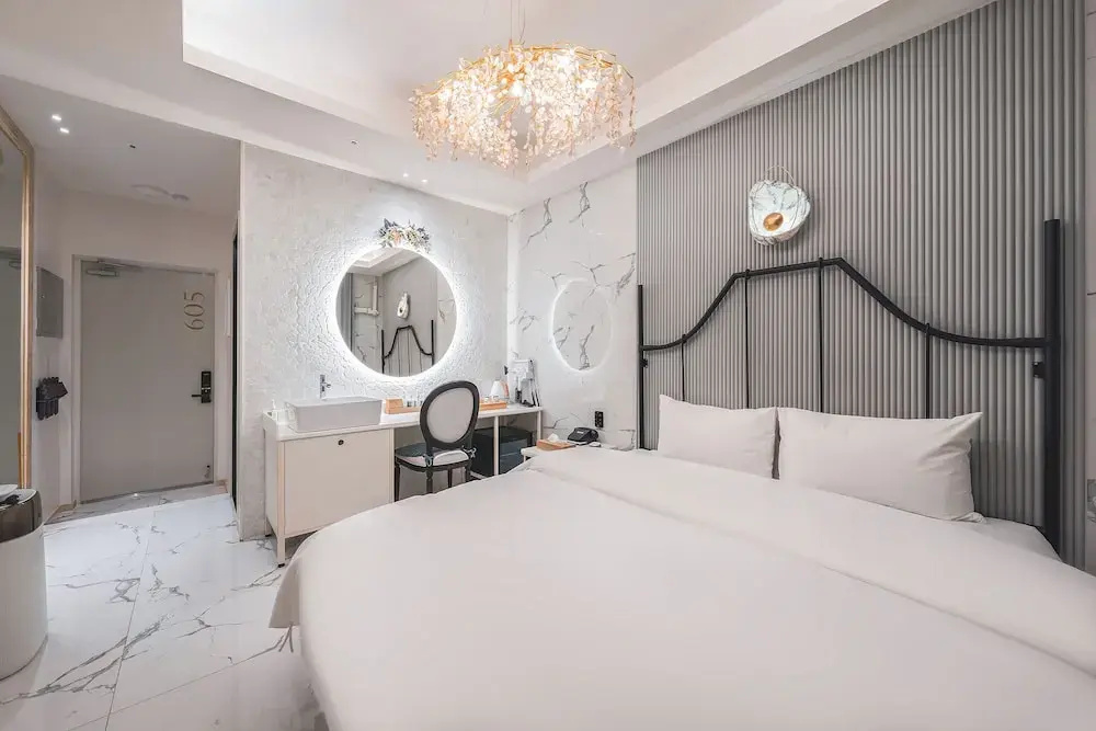 Deluxe Double room (full double bed)