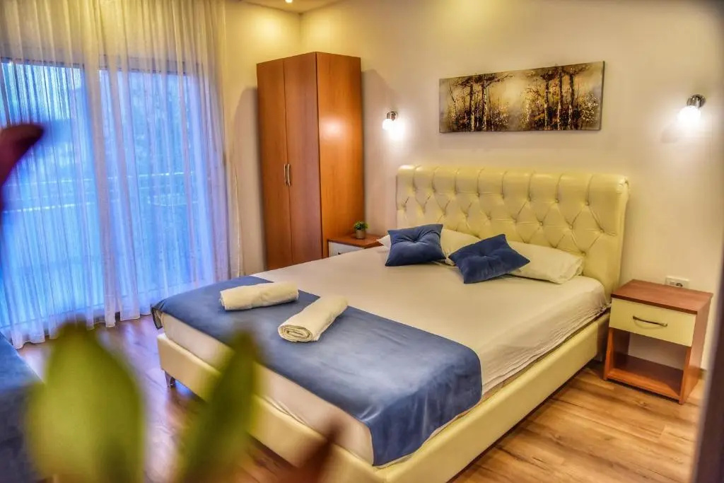 2 Bedrooms Apartment