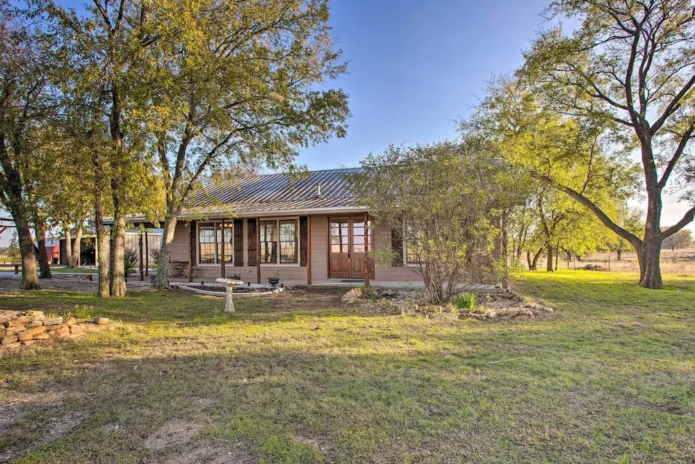 Charming Gainesville Retreat: Barn, Horses Welcome