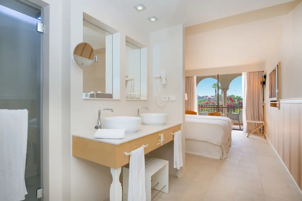 Interconnecting room with garden view