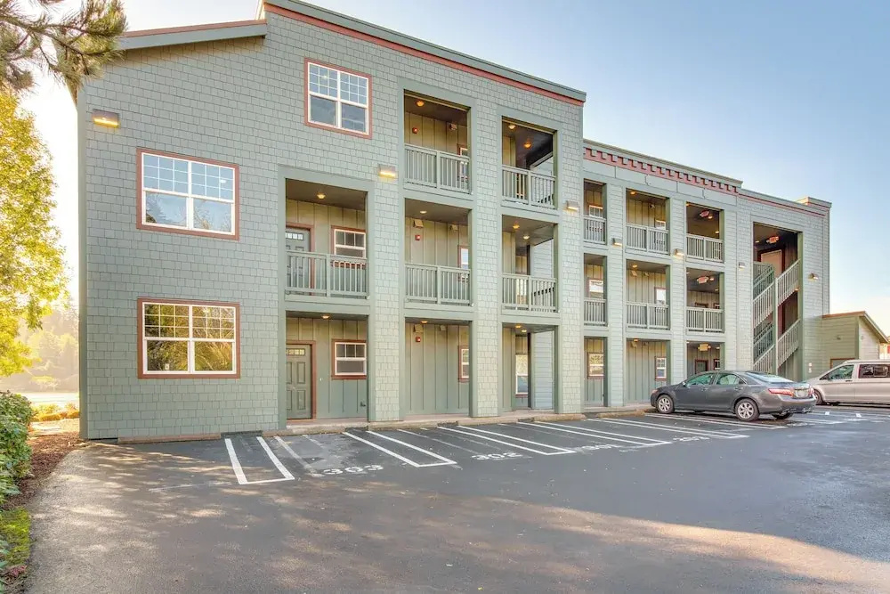 Riverfront Apt in Old Town Florence!