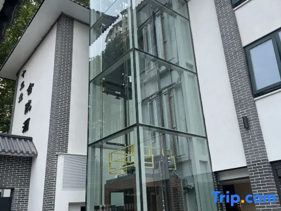Qingdao Shisantang Courtyard House Hotel (Taidong Pedestrian Street Beer Museum)