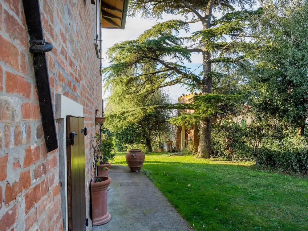 Pleasing Holiday Home in Castiglione del Lago With Swimming Pool
