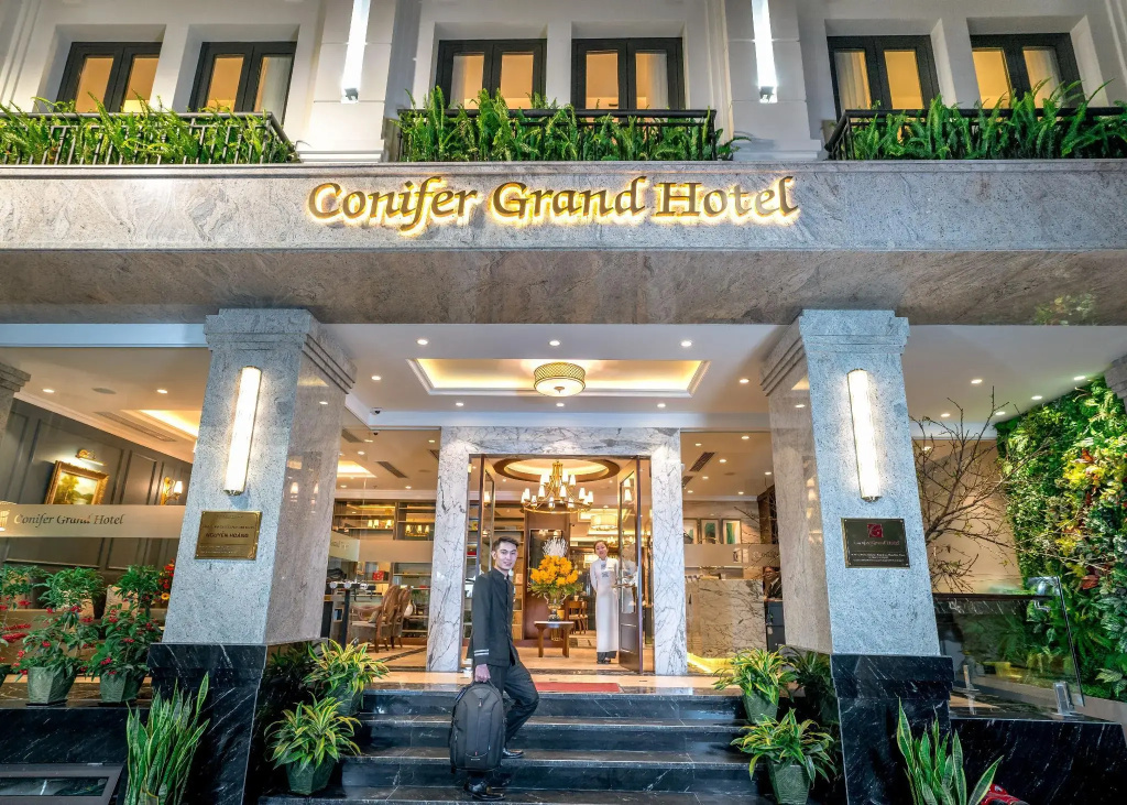 Conifer Grand Hotel — фото