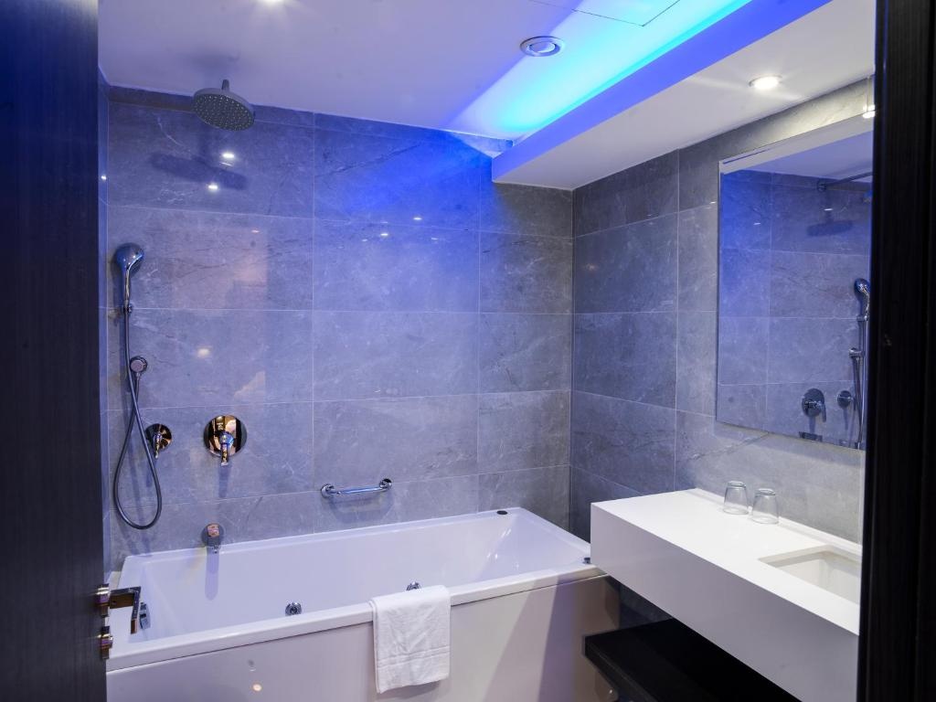 Double Suite with balcony (full double bed) (king size bed)