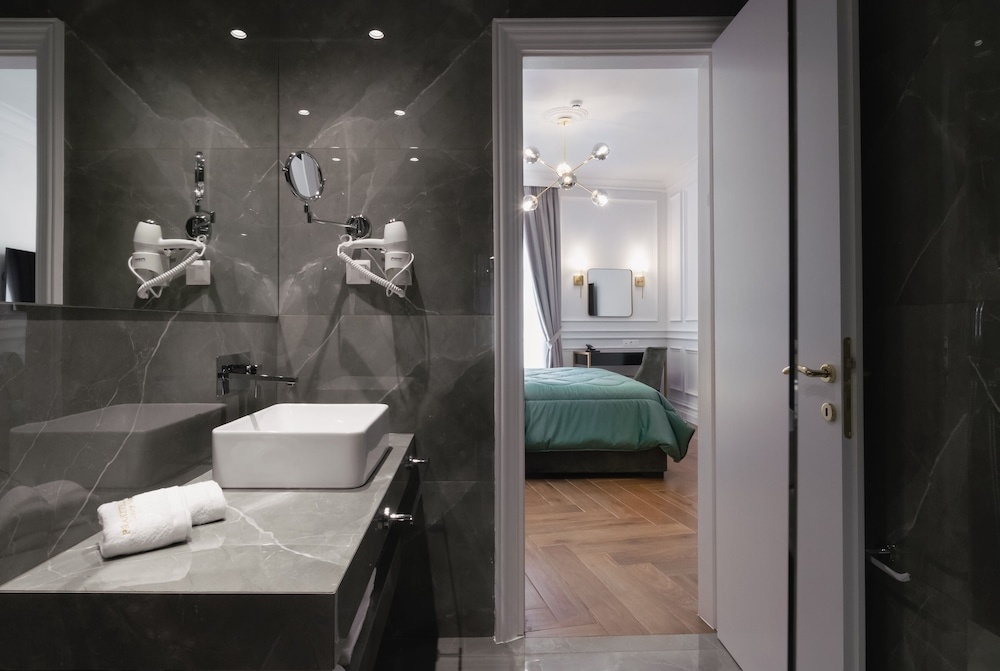 Отель Praxitelous Luxury Suites в Афины