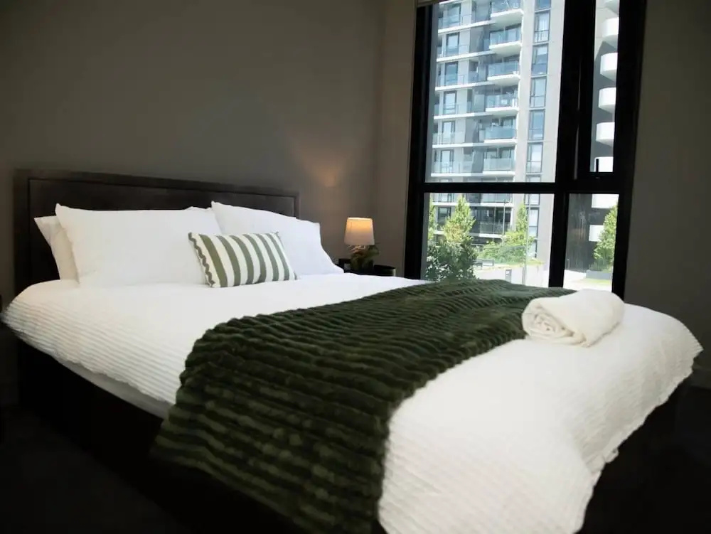 Clayton Luxe Retreat- Elegant 2 BDR With Balcony