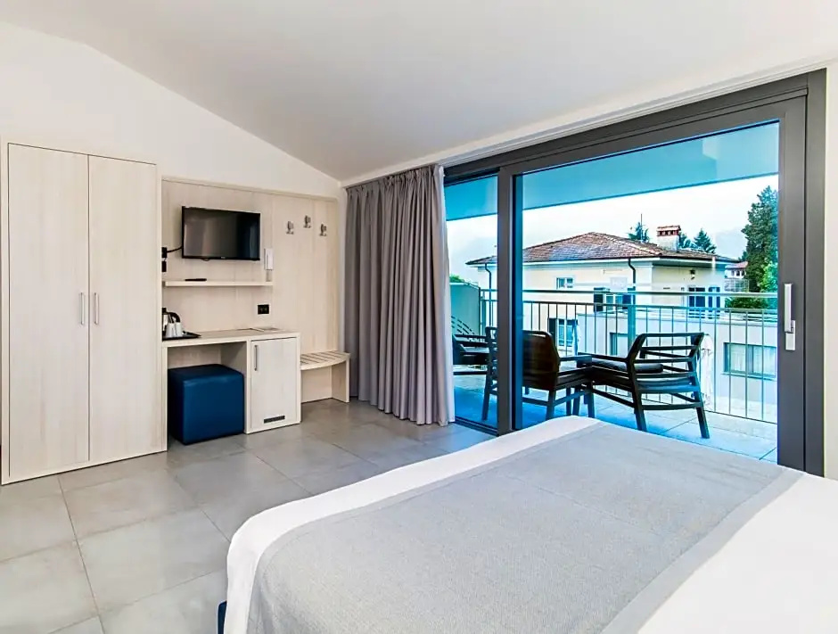 Standard Double room with balcony (full double bed)