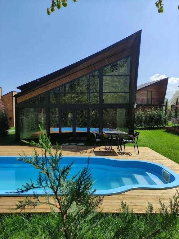Bungalow with pool view