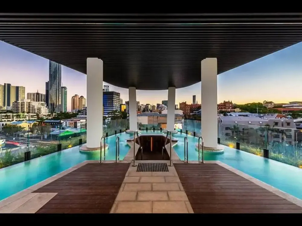 Stylish 1-bed With Pool, Gym & Free Parking