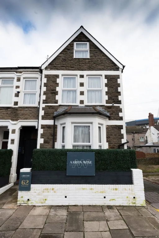 Aaron Wise - 62 Plantagenet Street