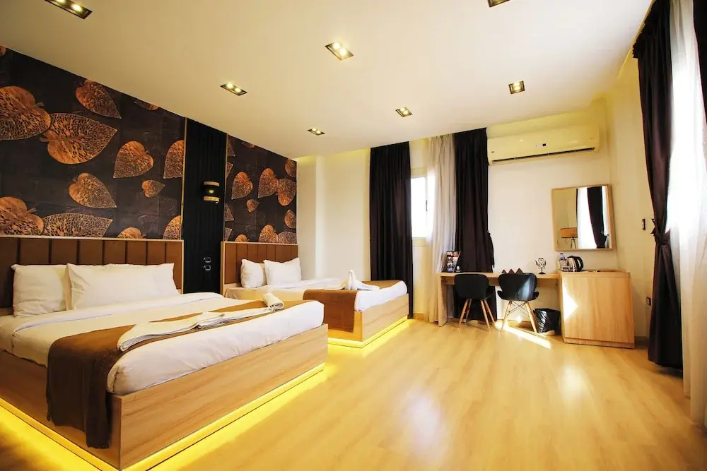 Deluxe Quadruple room with garden view (2 full double beds)