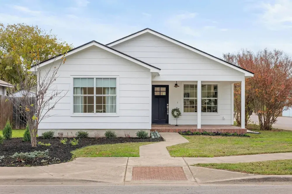 < 1 Mi to Georgetown Square: Pet-friendly Getaway!