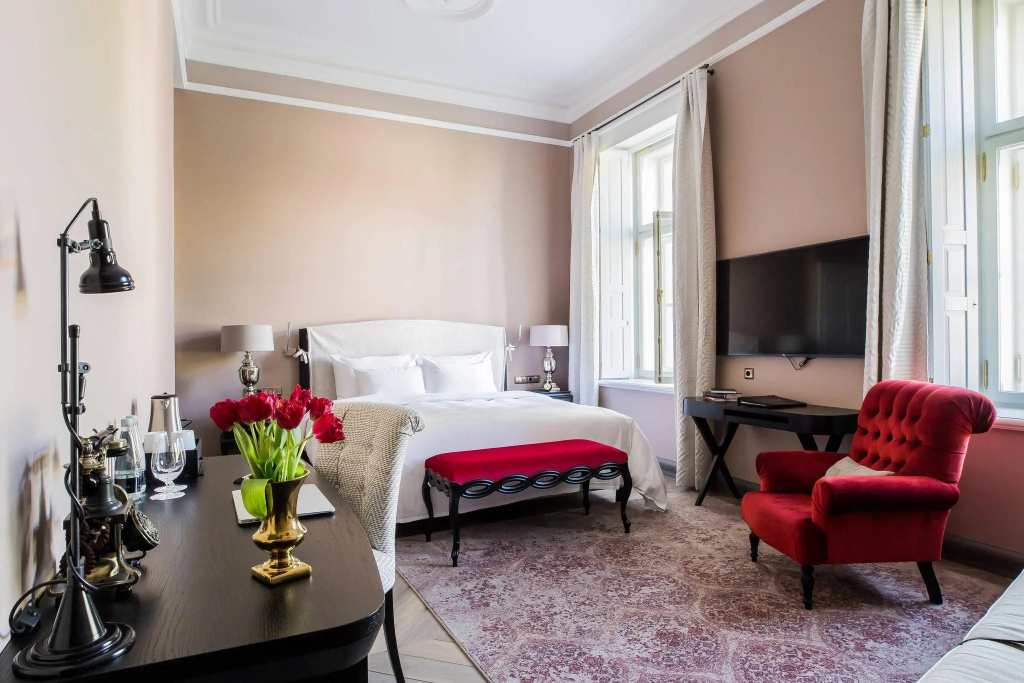 Superior Double Junior Suite with courtyard view (full double bed)