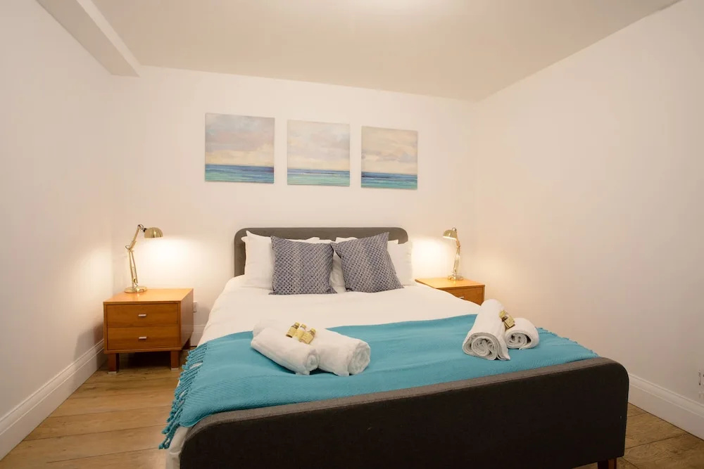Rest & Recharge Regents CT 2bed For 7