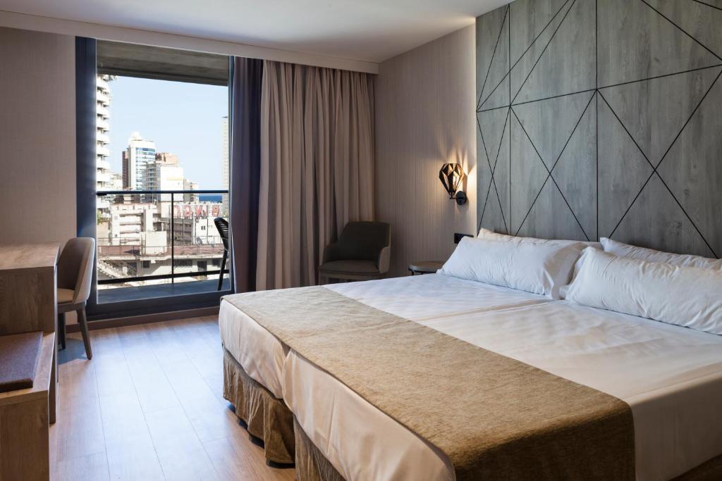 Двухместный номер Superior с видом на город двуспальная кровать в Hotel Bristol