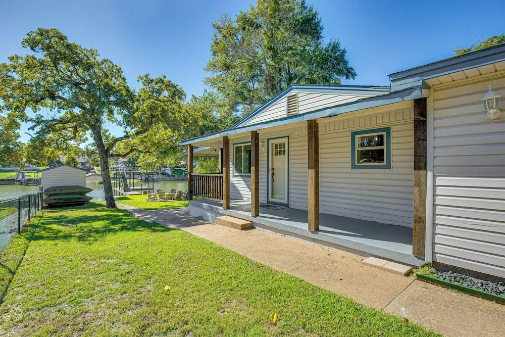Waterfront Retreat w/ Hot Tub in Gun Barrel City!