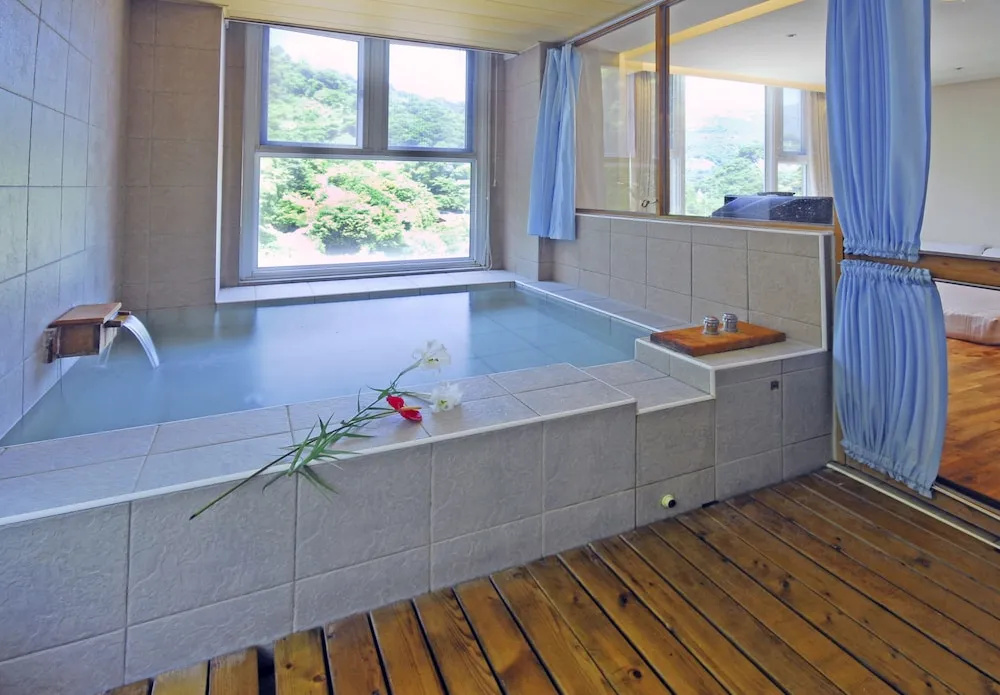 Standard Quadruple room with view