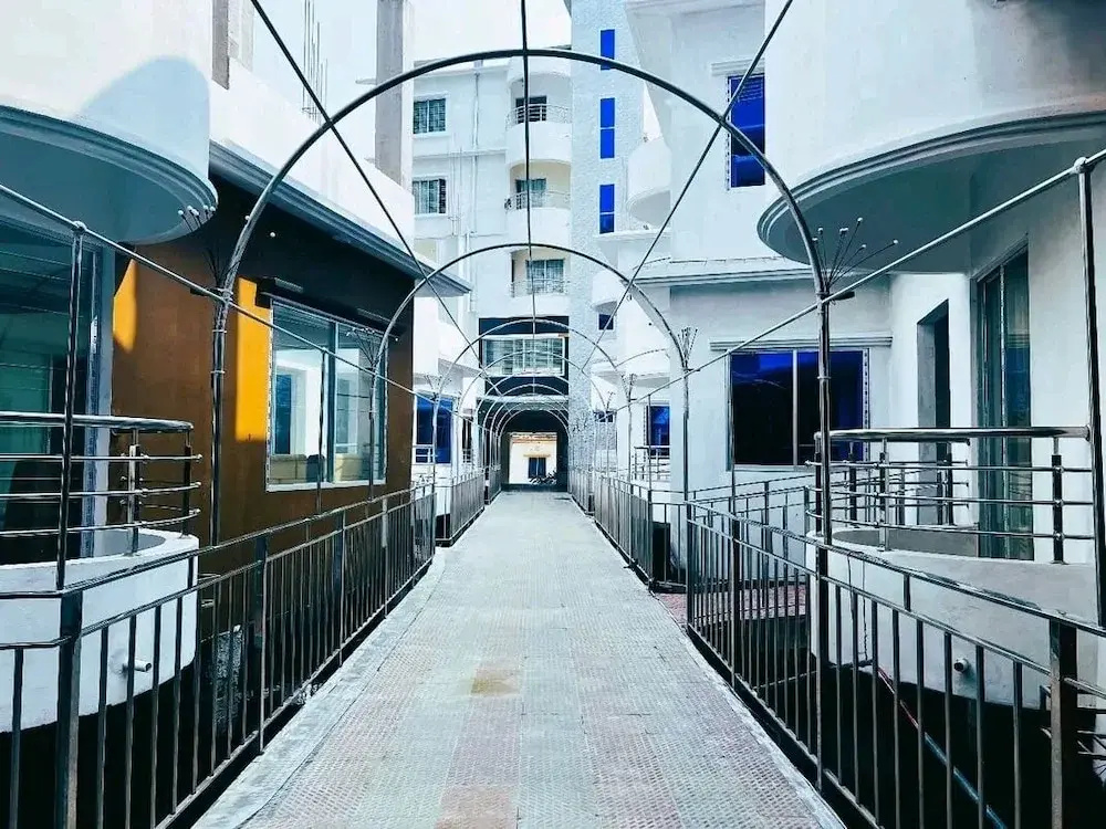 Amir Hamza Mia Palace