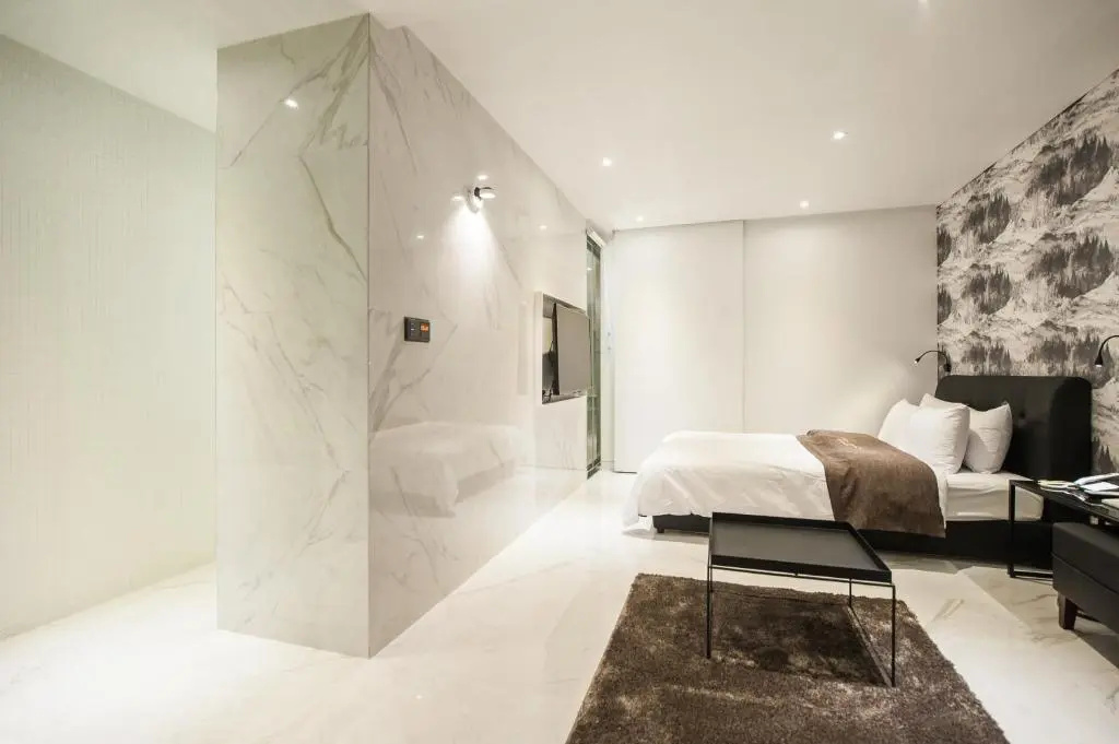 Deluxe Double room (full double bed)