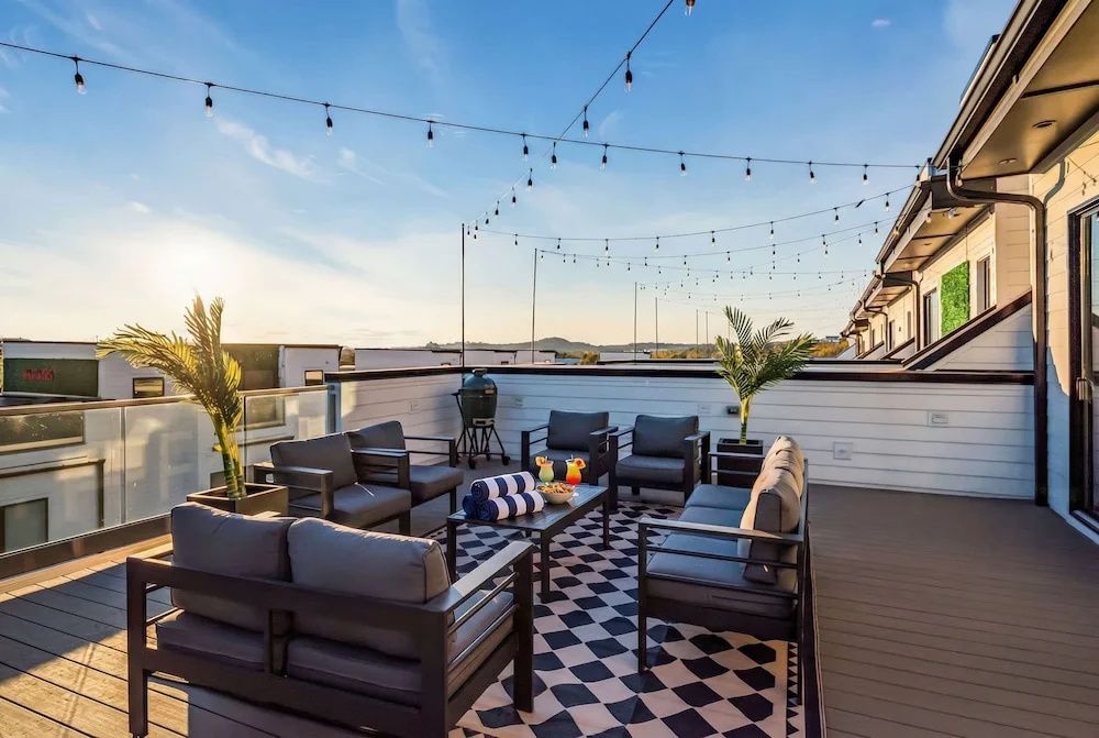 Rooftop Hot Tub City Views Pac-man Pool Table