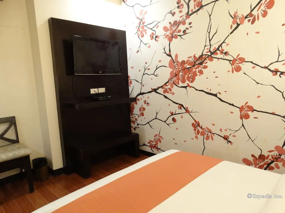 1 Bedroom Deluxe Double room with city view (full double bed)