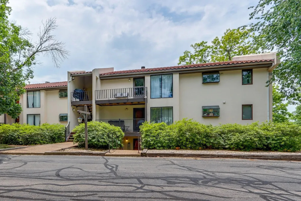 Lake Ozark Vacation Rental w/ Lanai, 1 Mi to Water