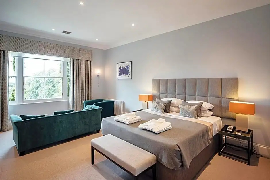 Oatlands Park Hotel - Tap to explore photos