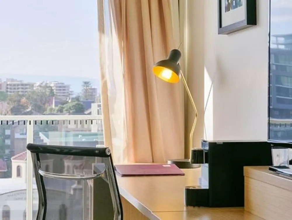 行政套房，設有陽台及雙人床