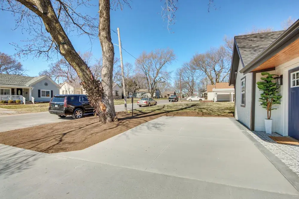 Stylish Home < 1 Mi to Dtwn Olathe: Dogs Welcome!