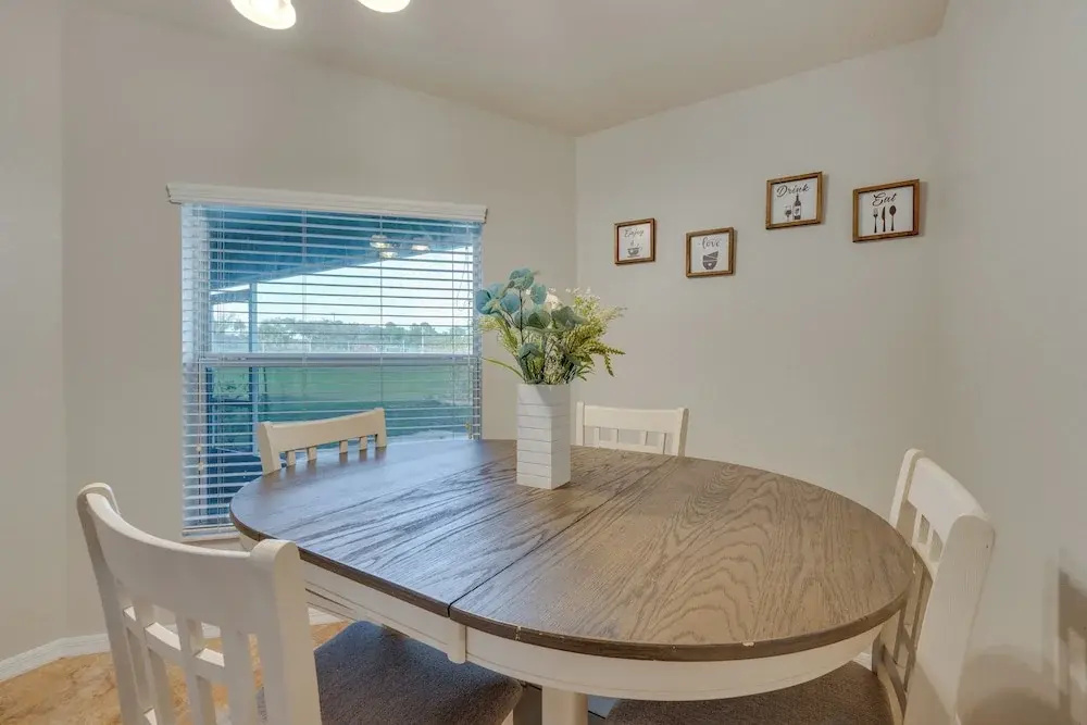Family Home w/ Screened Porch in Davenport