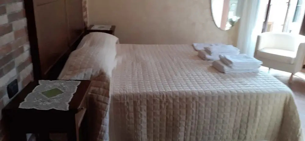 Deluxe Double room with balcony (full double bed)