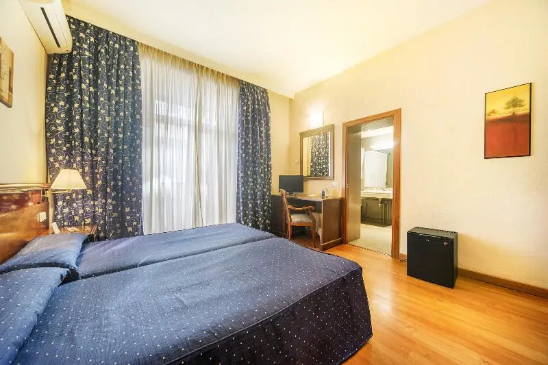 Standard Double room with balcony (full double bed)