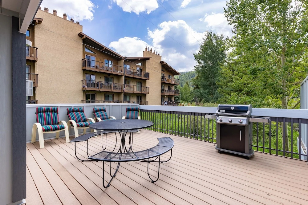 13 Liftside 3 Bedroom Townhouse by RedAwning