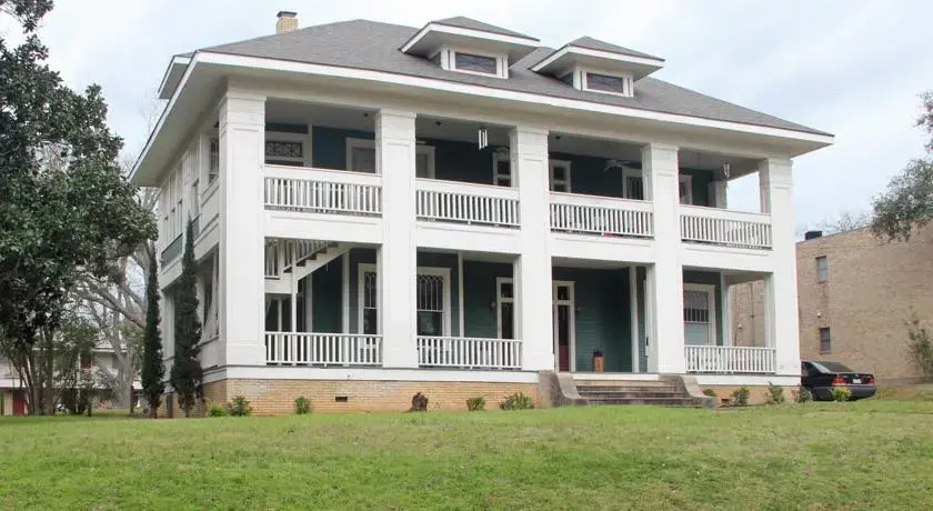 Historic Holle House Second Floor Space sleeps six