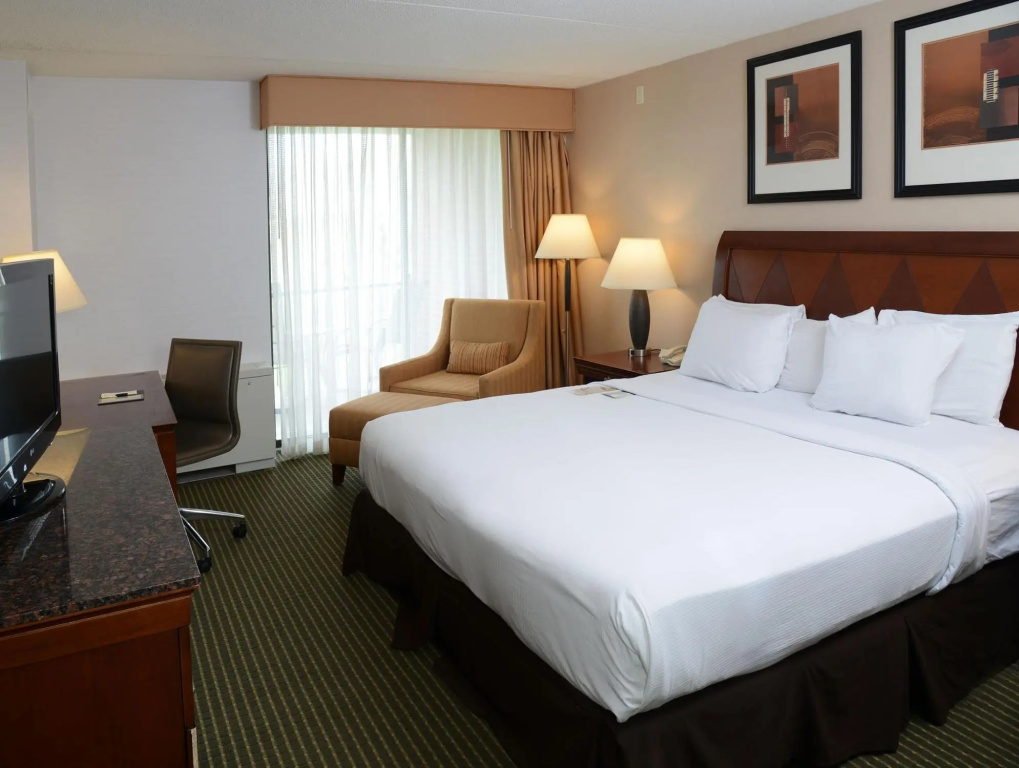 DoubleTree by Hilton Syracuse - Tap to explore photos