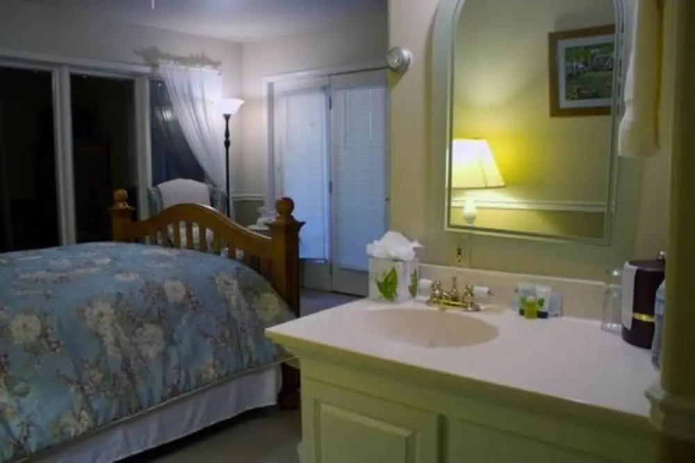 Double Cottage (full double bed)