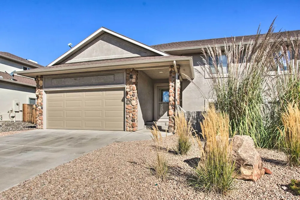 Pet-friendly Grand Junction Townhome w/ Yard!