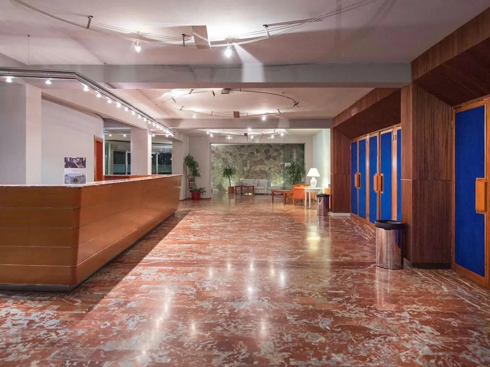 Lobby & Reception