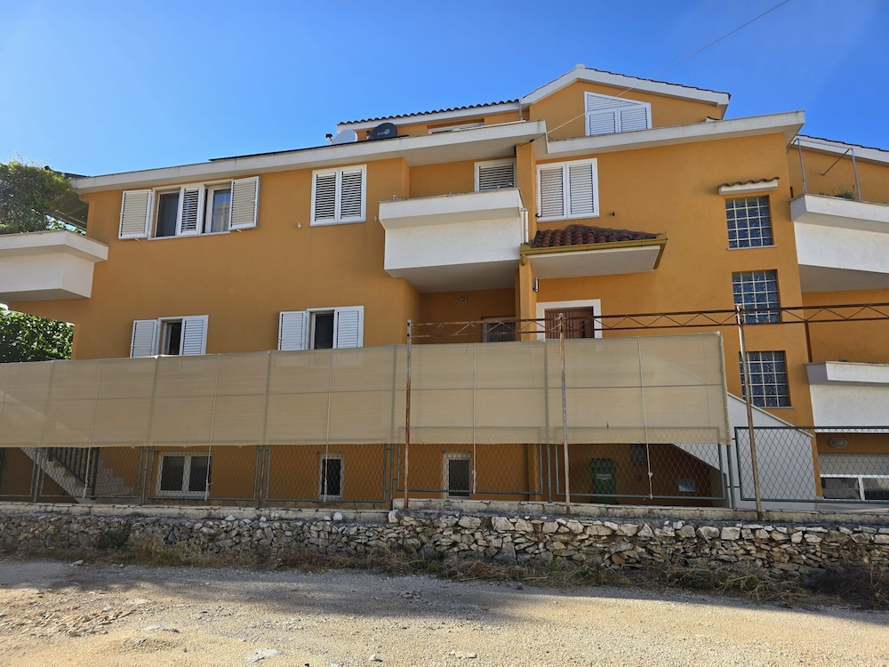 Apartments Sunflower by the sea