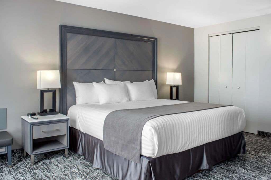 1 Bedroom Deluxe Double Junior Suite with river view full double bed