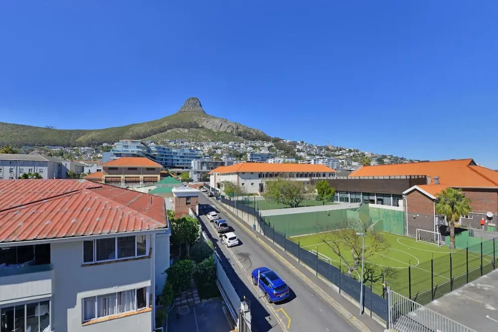 Charming 2-bed Sea Point Retreat Mountain Views