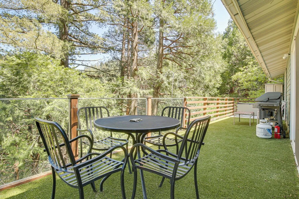 Overlooking Lake Gregory! Crestline Family Cabin