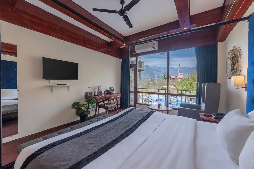 Superior room with balcony and with pool view