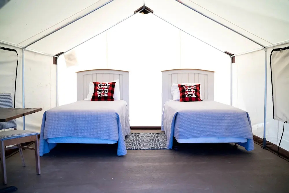Tent with view (twin beds)